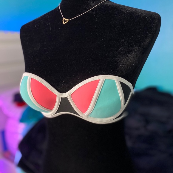 Bikini - Picture 3 of 5